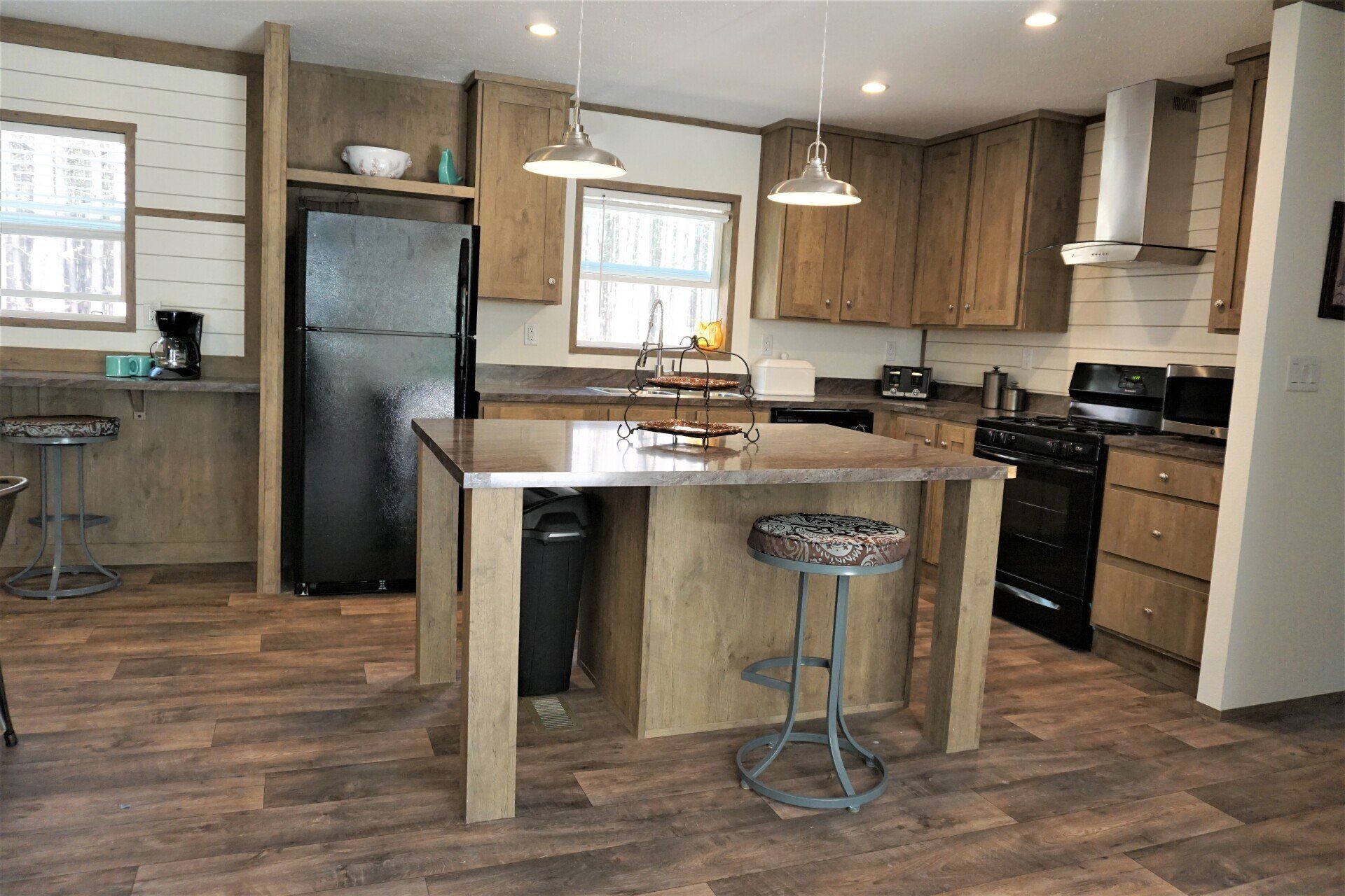 Secluded site, Rustic privacy, Modern cottage, Year round activities | Barefoot Bay Retreat