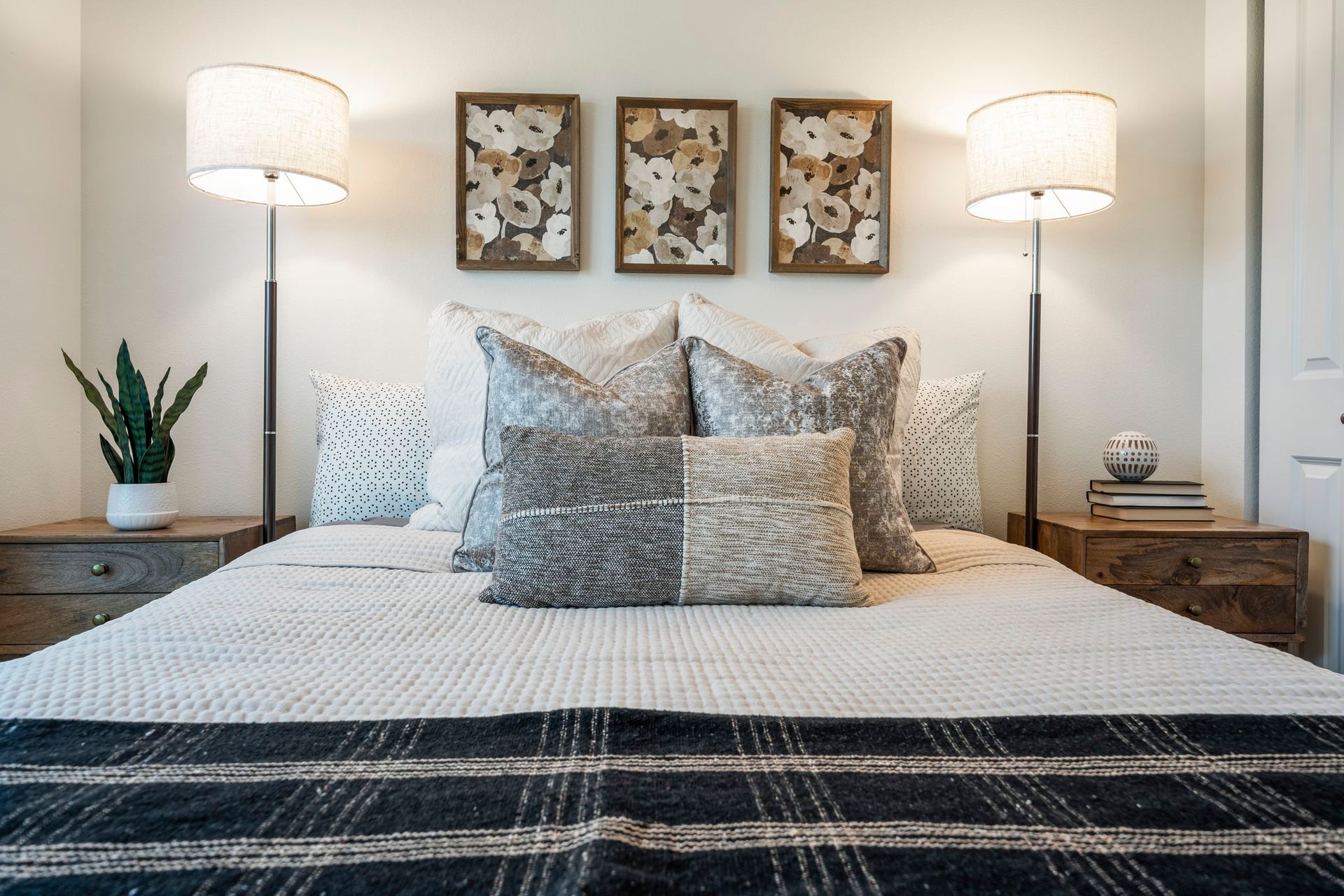 North 88 Apartments bed with pillows