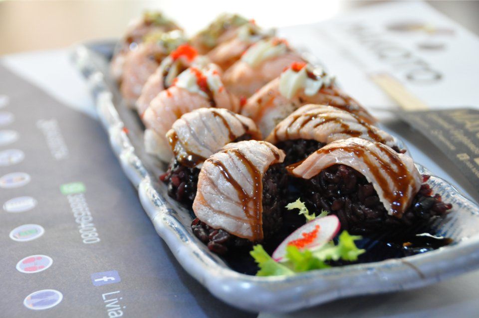 particolare piatto sushi