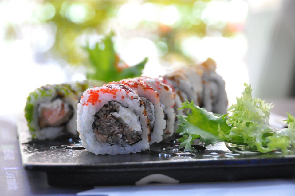 uramaki con uova di pesce