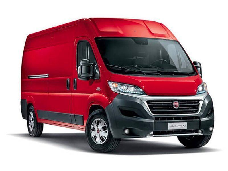 Un furgone rosso è parcheggiato su sfondo bianco.