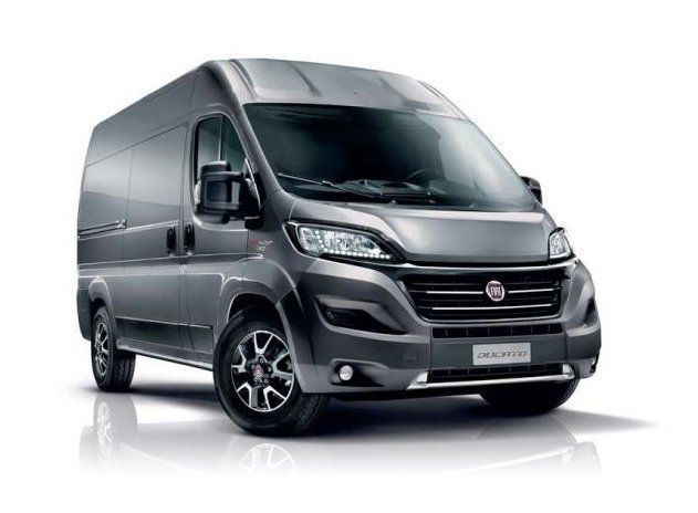 Un furgone grigio è parcheggiato su una superficie bianca.