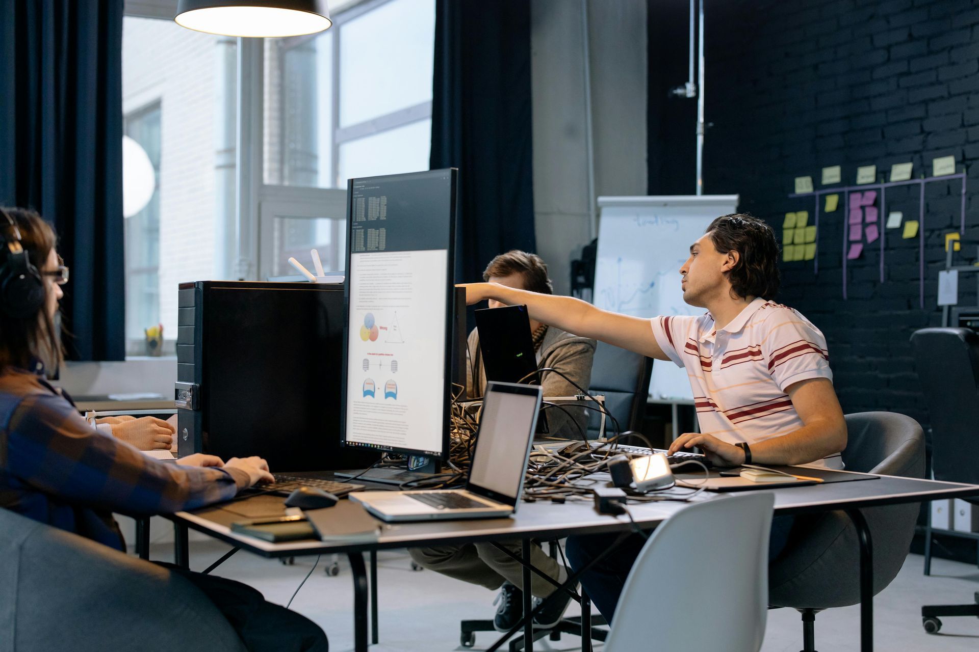 leadmonkey.ai | A group of people are sitting at a table in front of a computer.