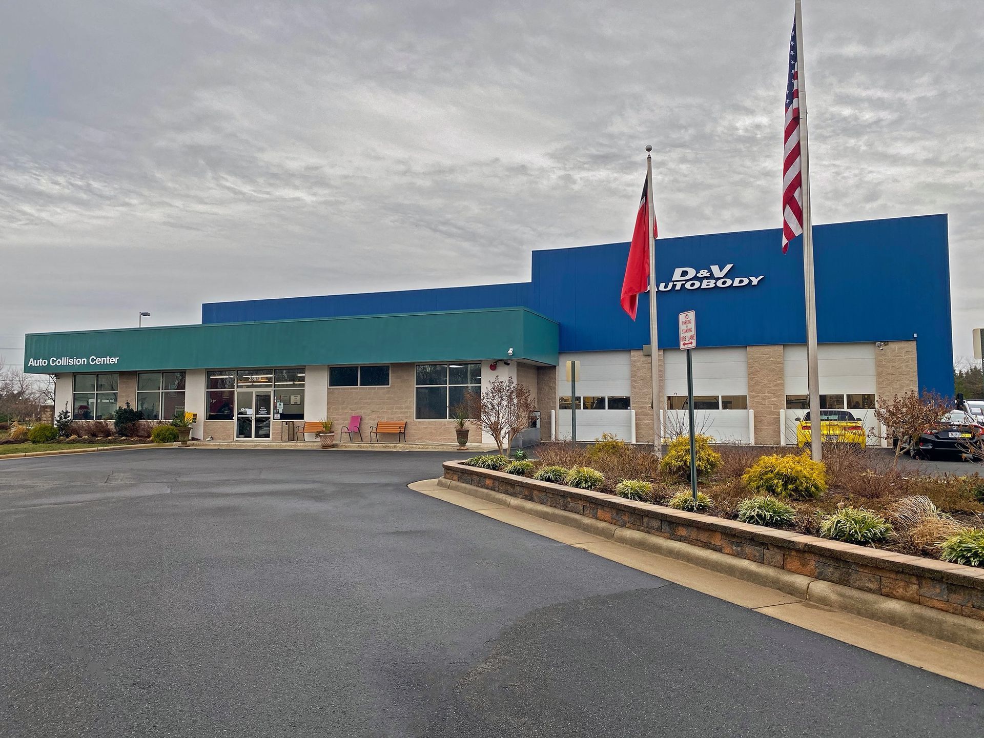 Exterior View Of D&V Autobody Overland Building | D&V Autobody Overland