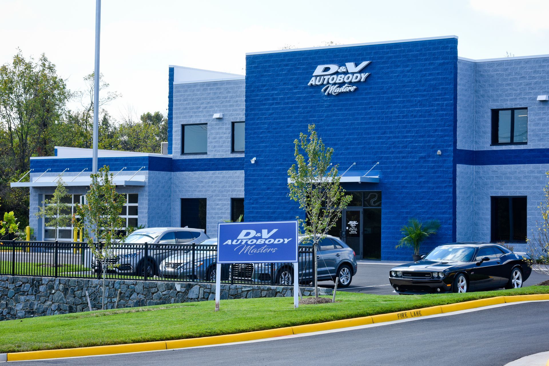 Exterior View Of D&V Autobody Masters Shop Entrance | D&V Autobody Masters