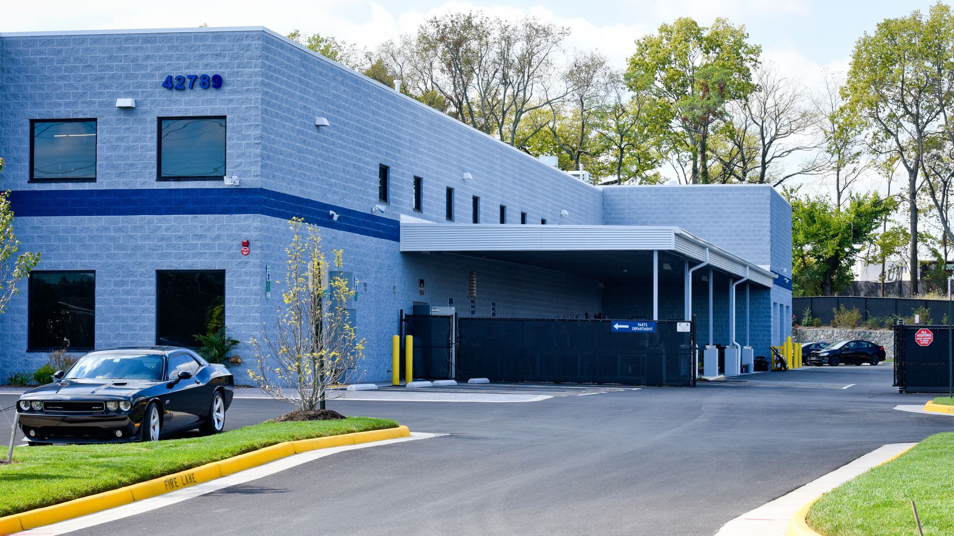 Side View Of D&V Autobody Facility With Parking Area | D&V Autobody