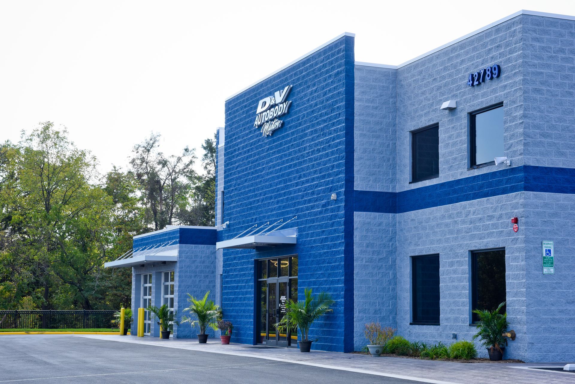 Tall Front Side Of D&V Autobody Blue Building | D&V Autobody