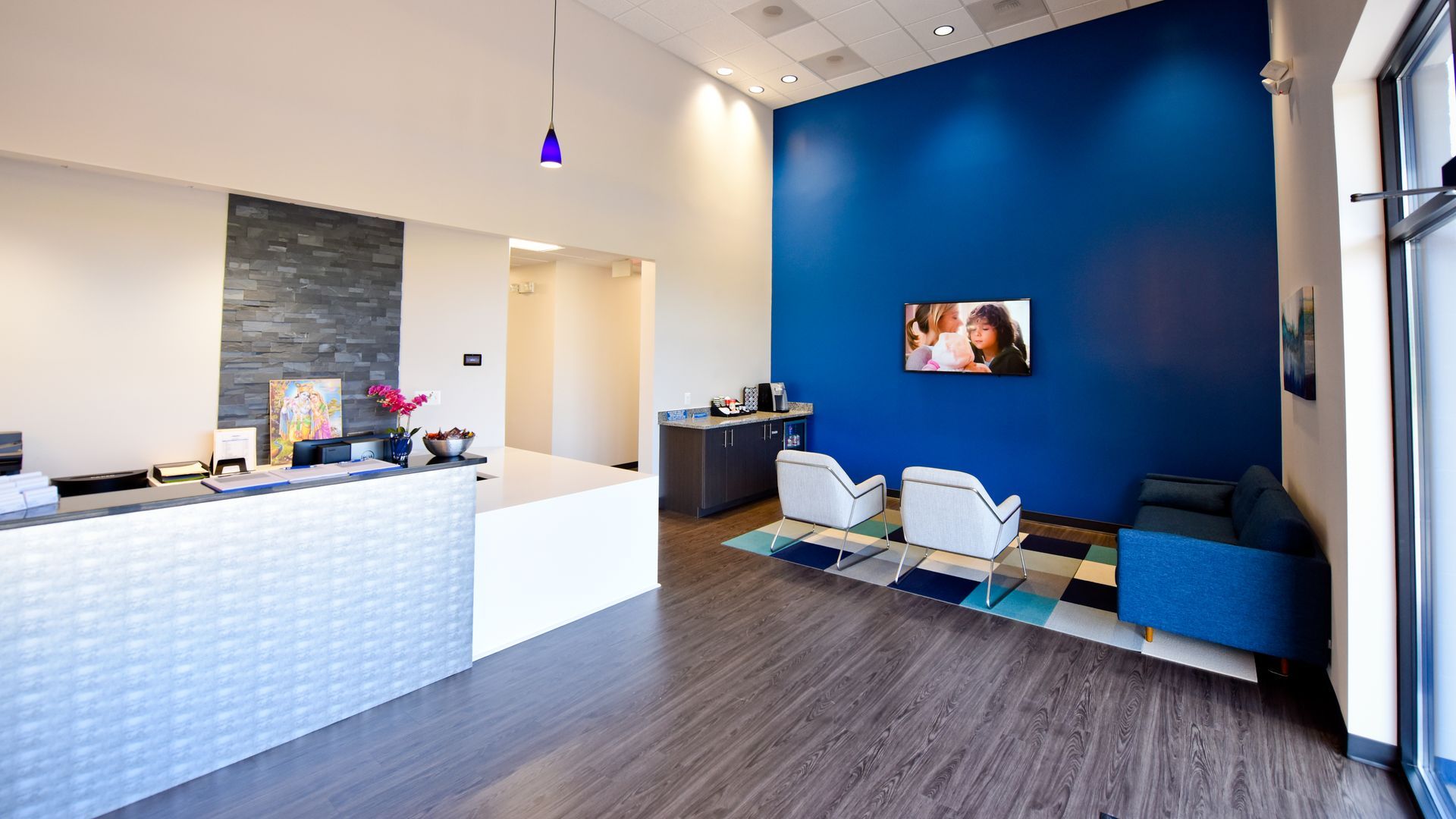 Waiting Area With Chairs And Blue Accent Wall | D&V Autobody