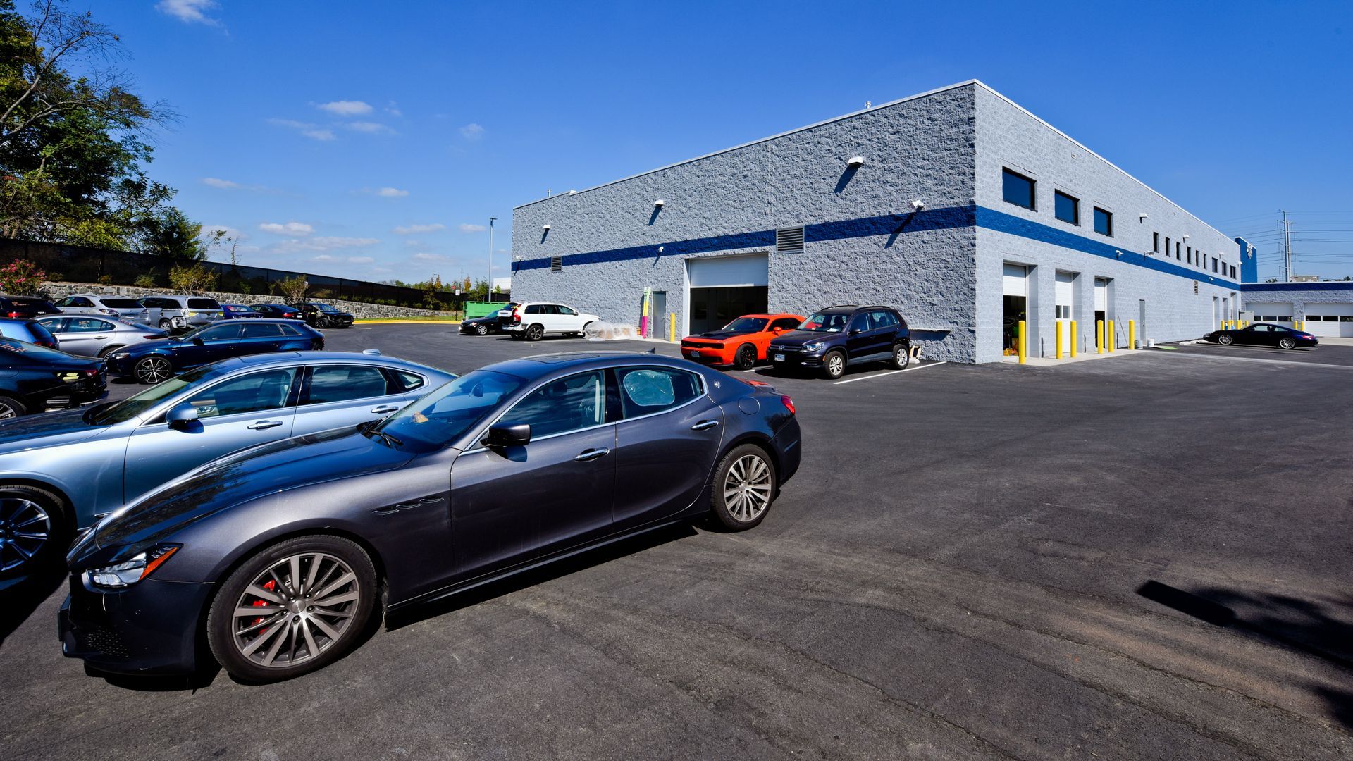 Parking Lot With Cars In Front Of D&V Autobody | D&V Autobody