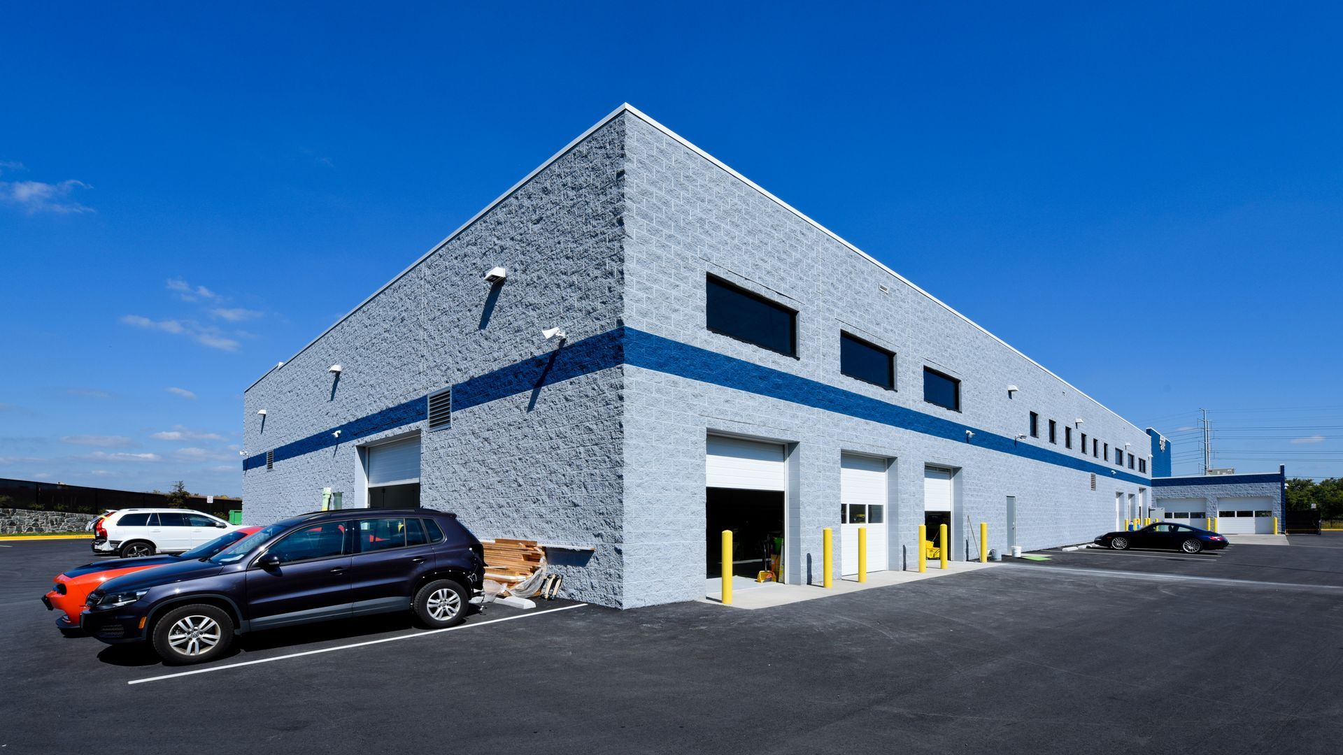 Exterior Side View Of D&V Autobody Facility | D&V Autobody
