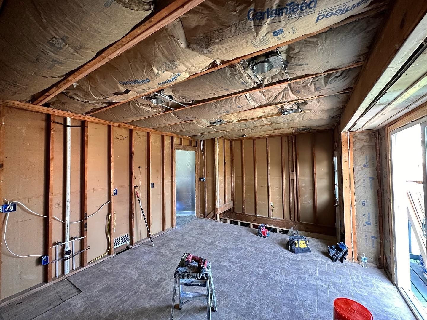 A room in a house under construction with insulation on the ceiling.