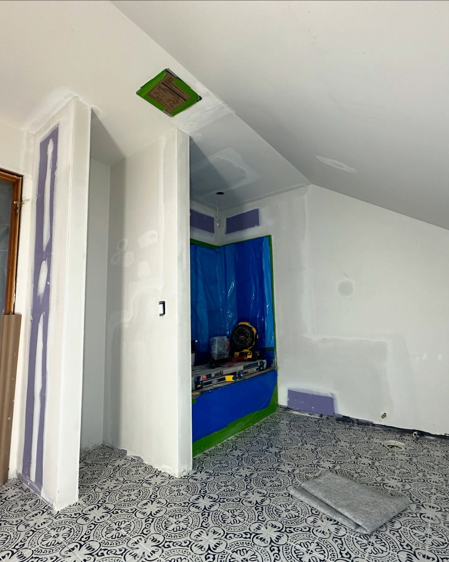 A room with a number 1 on the wall