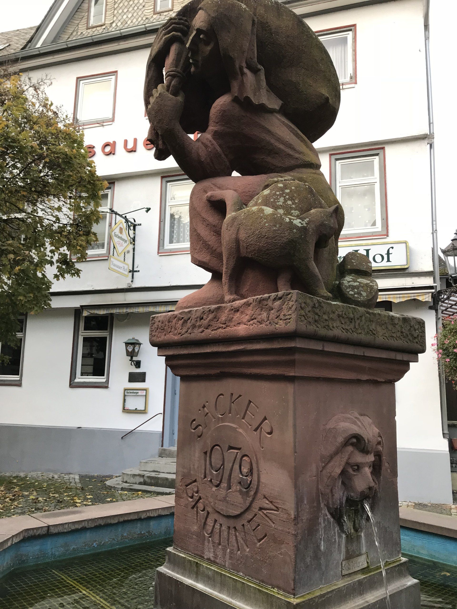 Eine Statue mit der Jahreszahl 1979