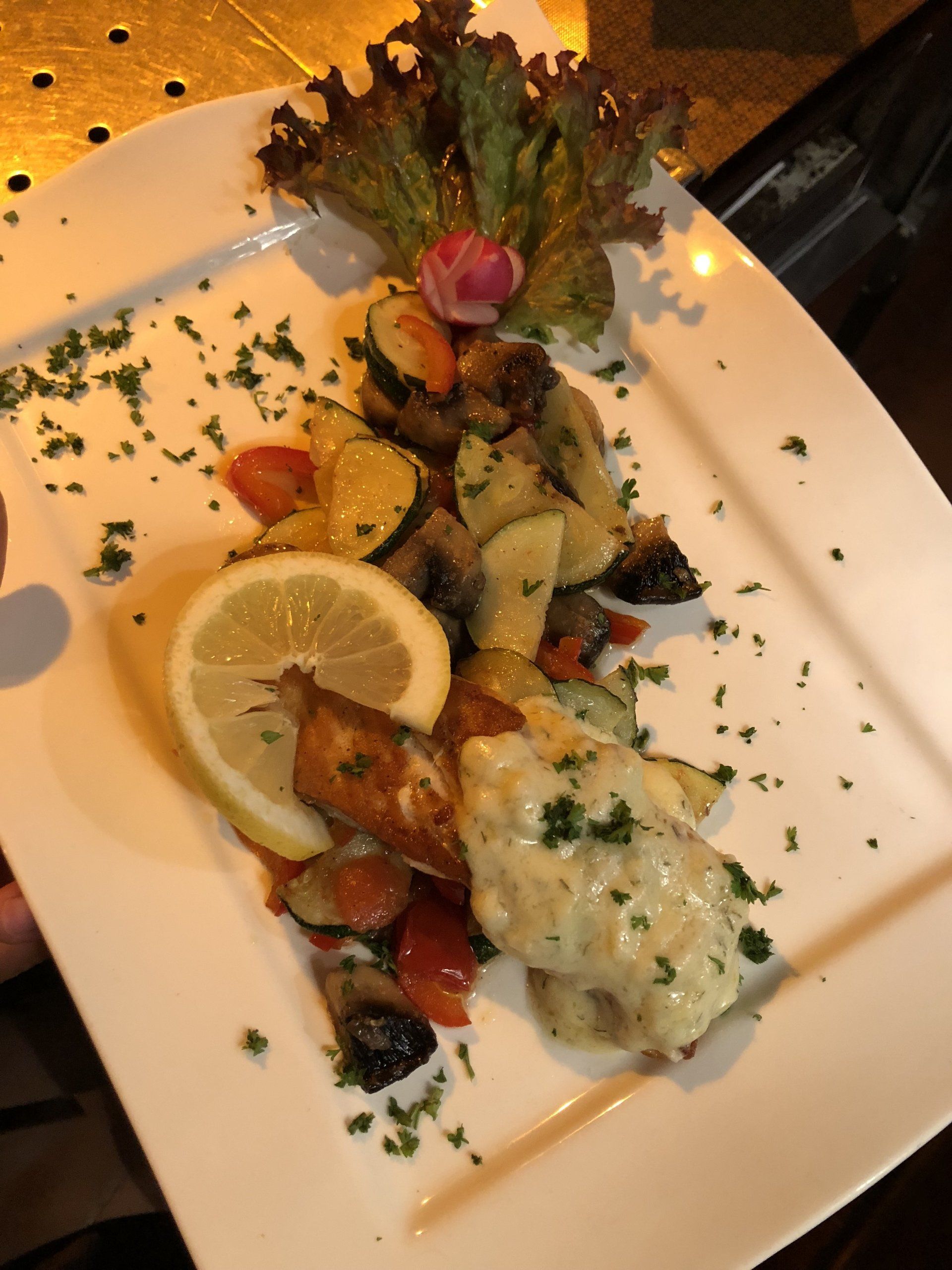 Ein Teller mit Essen und einer Zitronenscheibe darauf