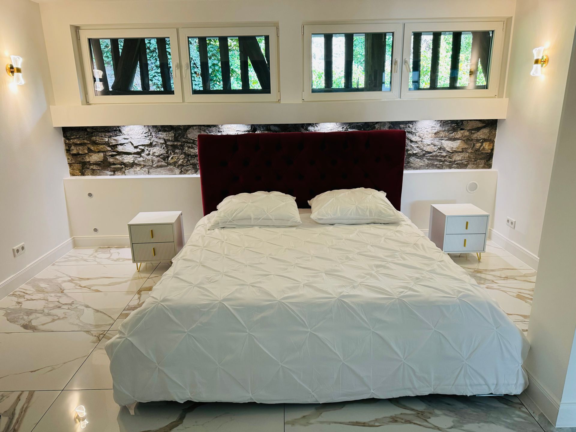 Ein Schlafzimmer mit einem Kingsize-Bett und zwei Nachttischen