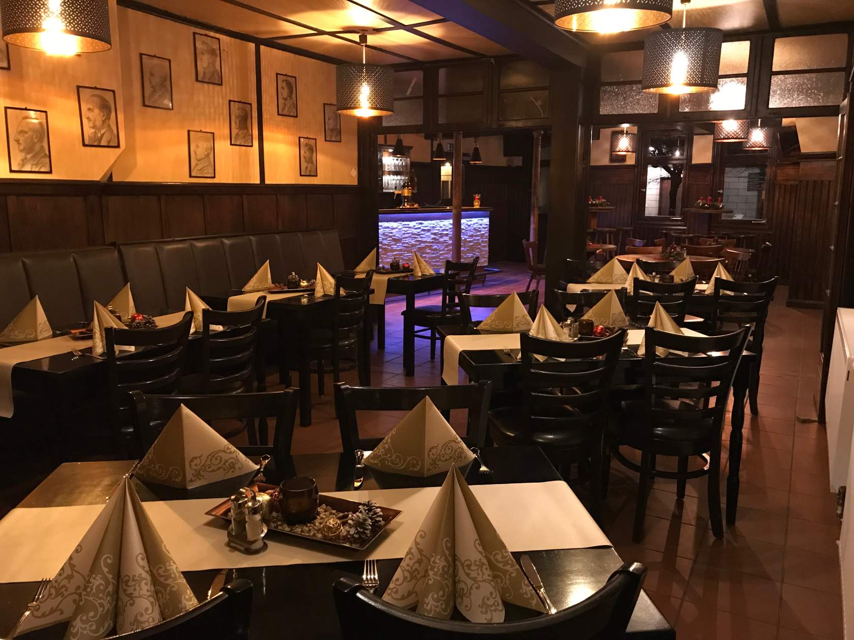 Ein Restaurant voller Tische und Stühle mit Servietten darauf