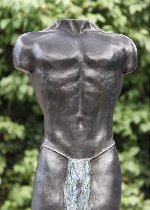 bronzen beeld van mannelijk model