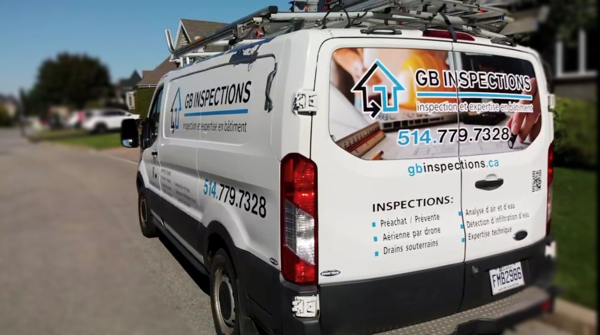 Fourgonnette blanche, logo « Gain Inspections », stationnée dans la rue. Galerie de toit, environnement résidentiel, numéro de téléphone visible.