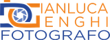 Logo del fotografo Gianluca Enghi, con il simbolo dell'otturatore della macchina fotografica nei colori blu e arancione.