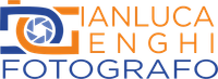 Logo del fotografo Gianluca Enghi, con il simbolo dell'otturatore della macchina fotografica nei colori blu e arancione.