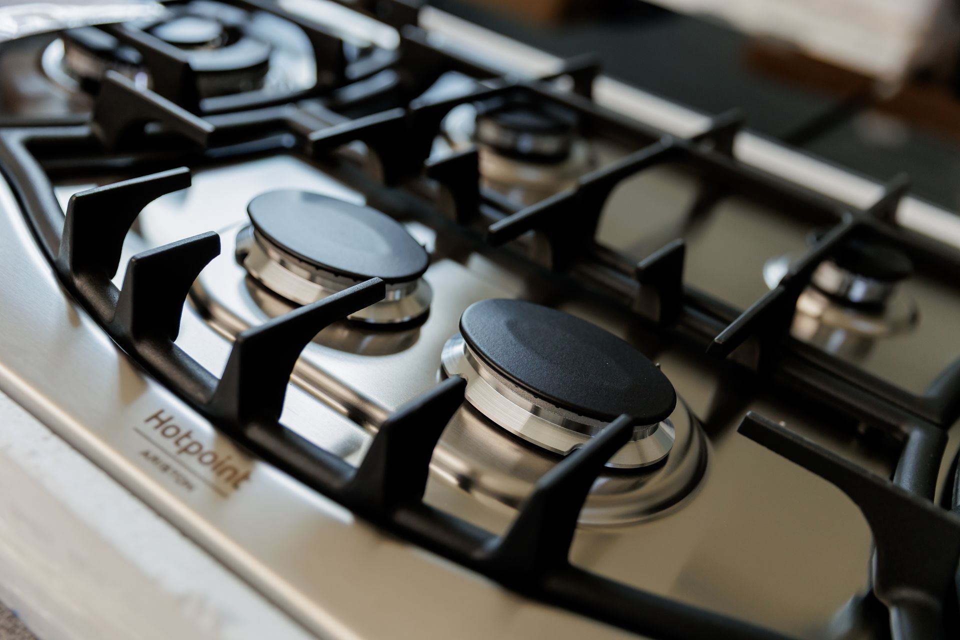 Uno showroom a cielo aperto, in stile magazzino, che espone file di lavatrici e altri elettrodomestici su un pavimento di cemento.