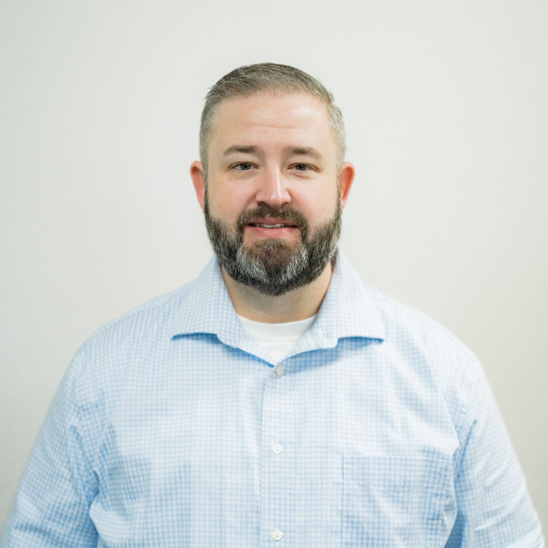 A female surgeon wearing a mask is standing in front of a table with surgical equipment.