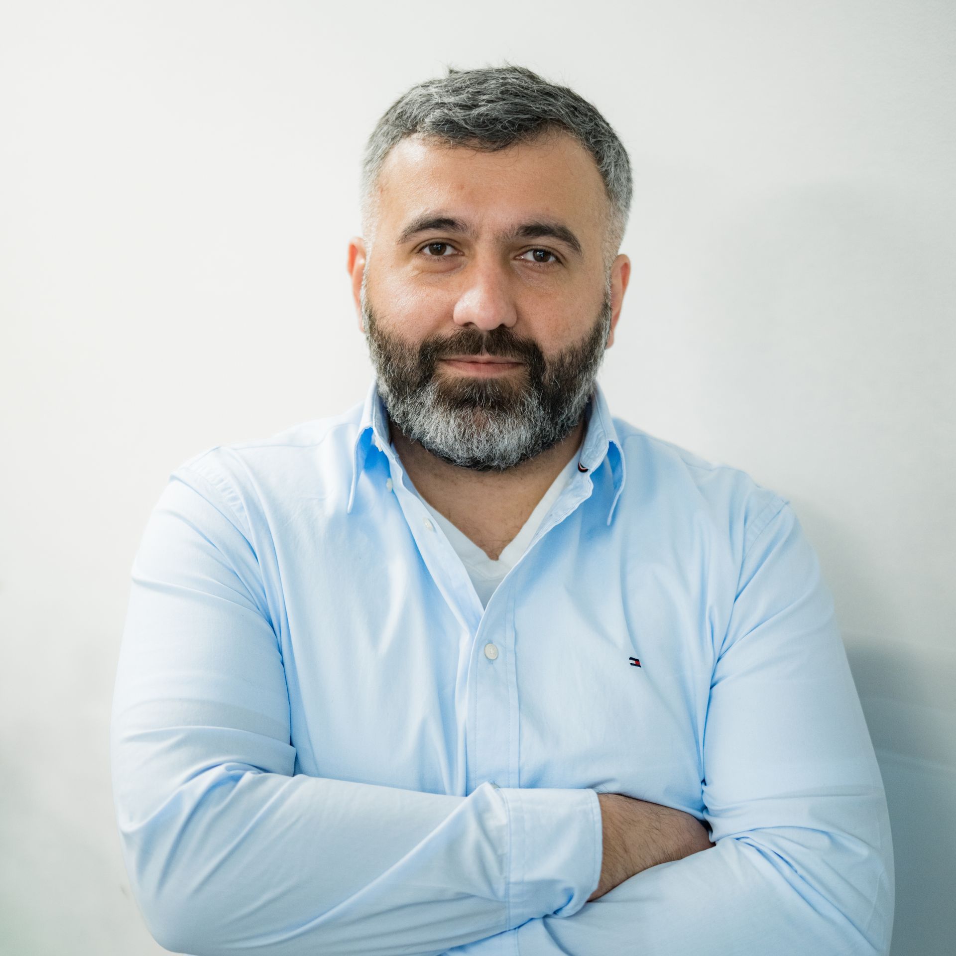 A female surgeon wearing a mask is standing in front of a table with surgical equipment.
