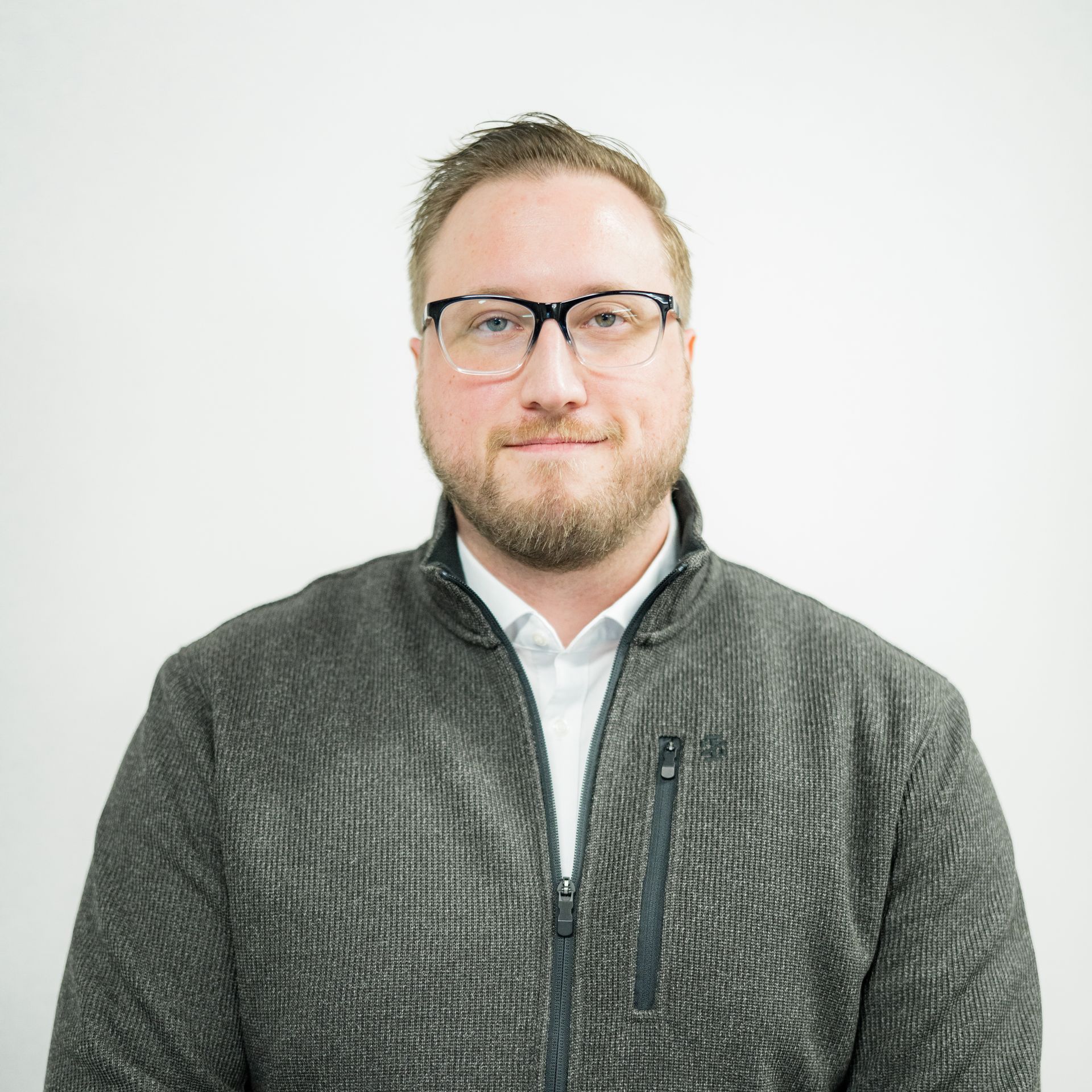A female surgeon wearing a mask is standing in front of a table with surgical equipment.