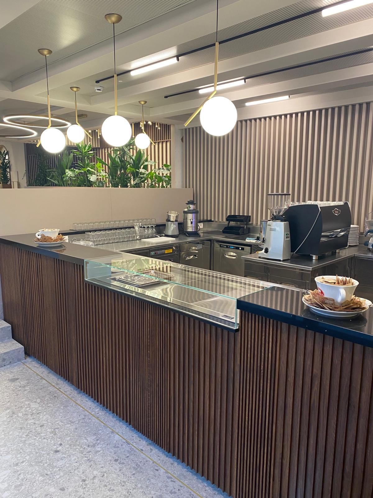 Un lungo bancone in un ristorante con molto cibo sopra.