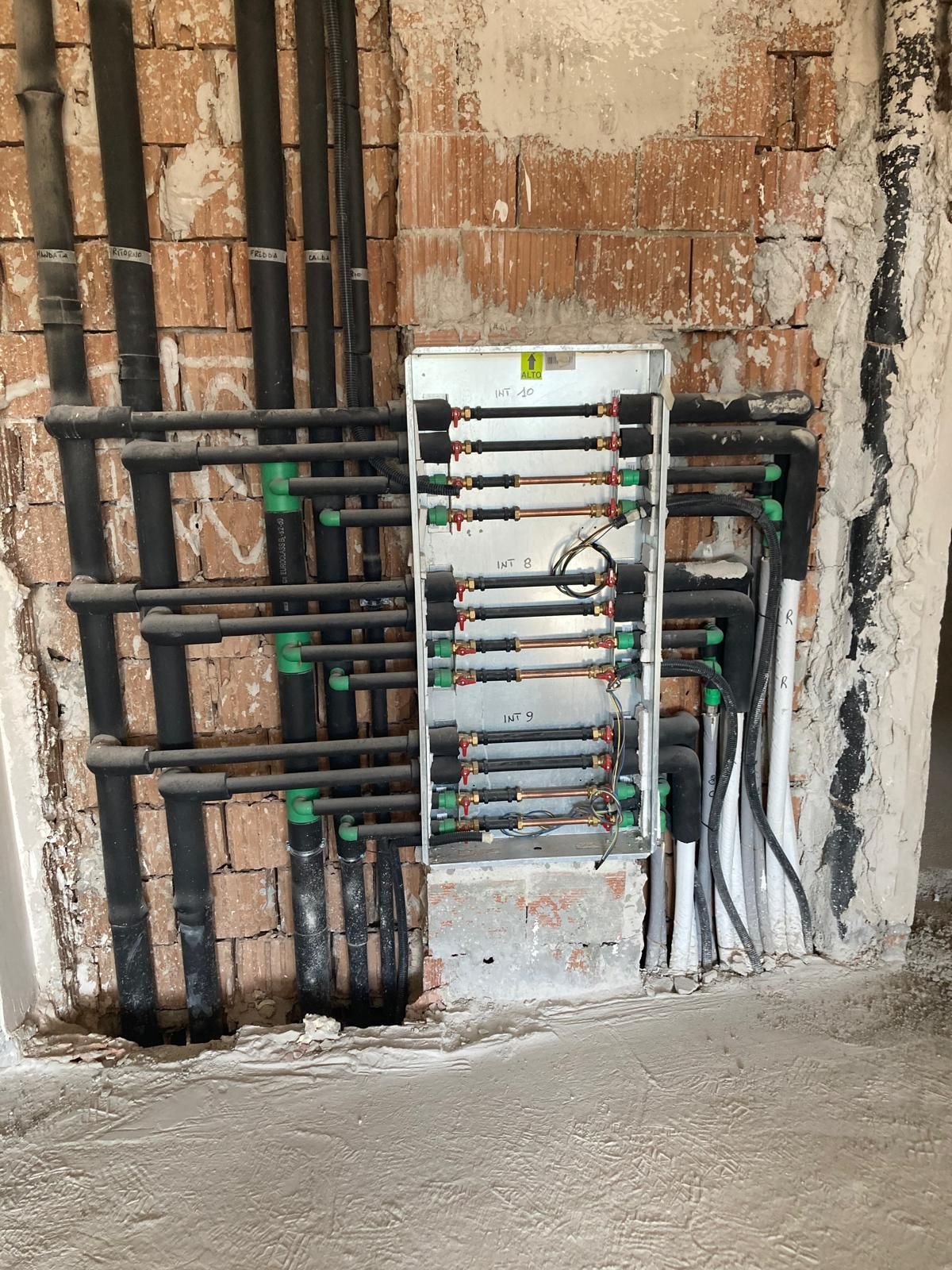 Un mucchio di tubi sono collegati a un muro