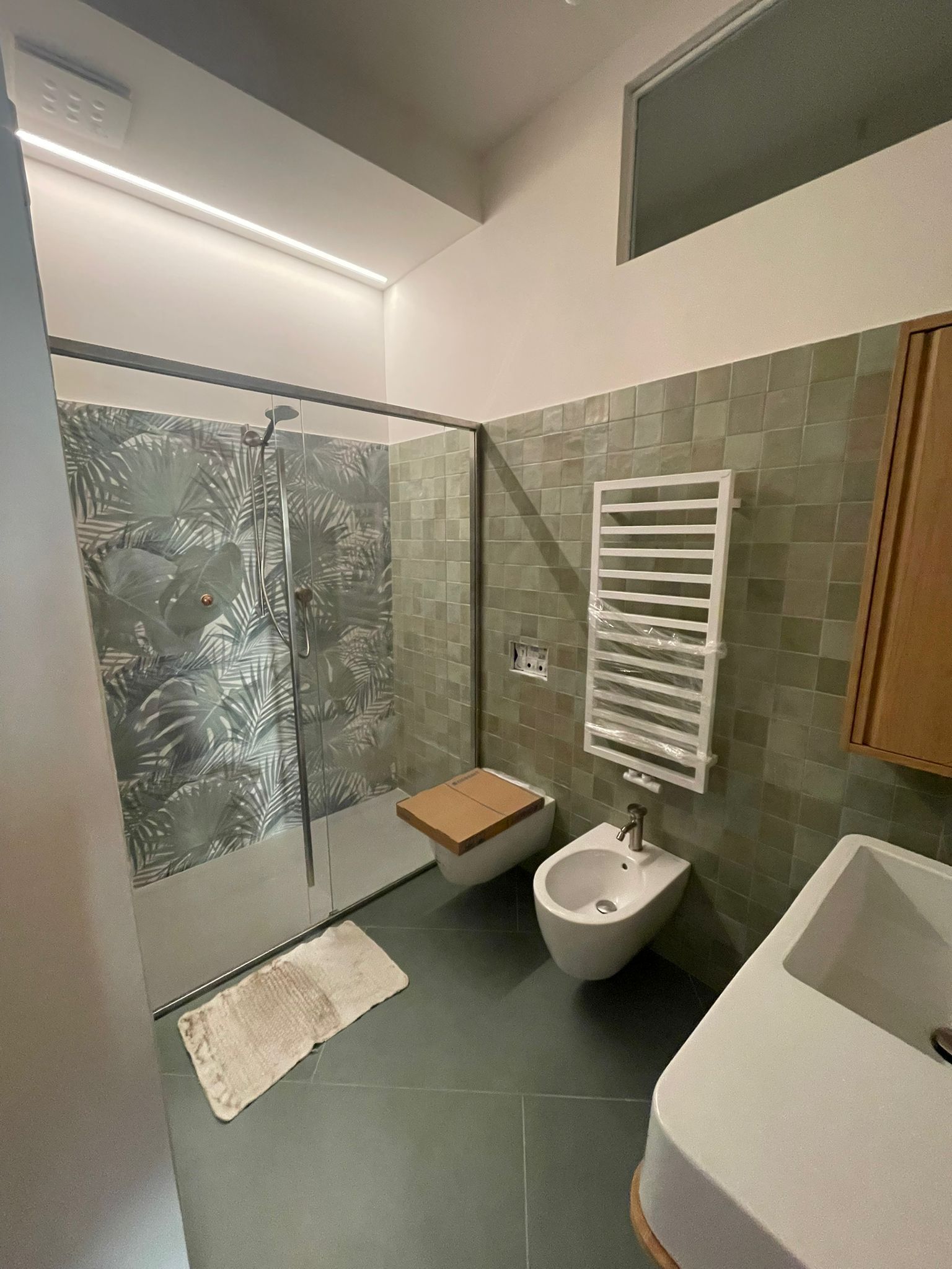 Un bagno con wc, bidet, lavandino e doccia.