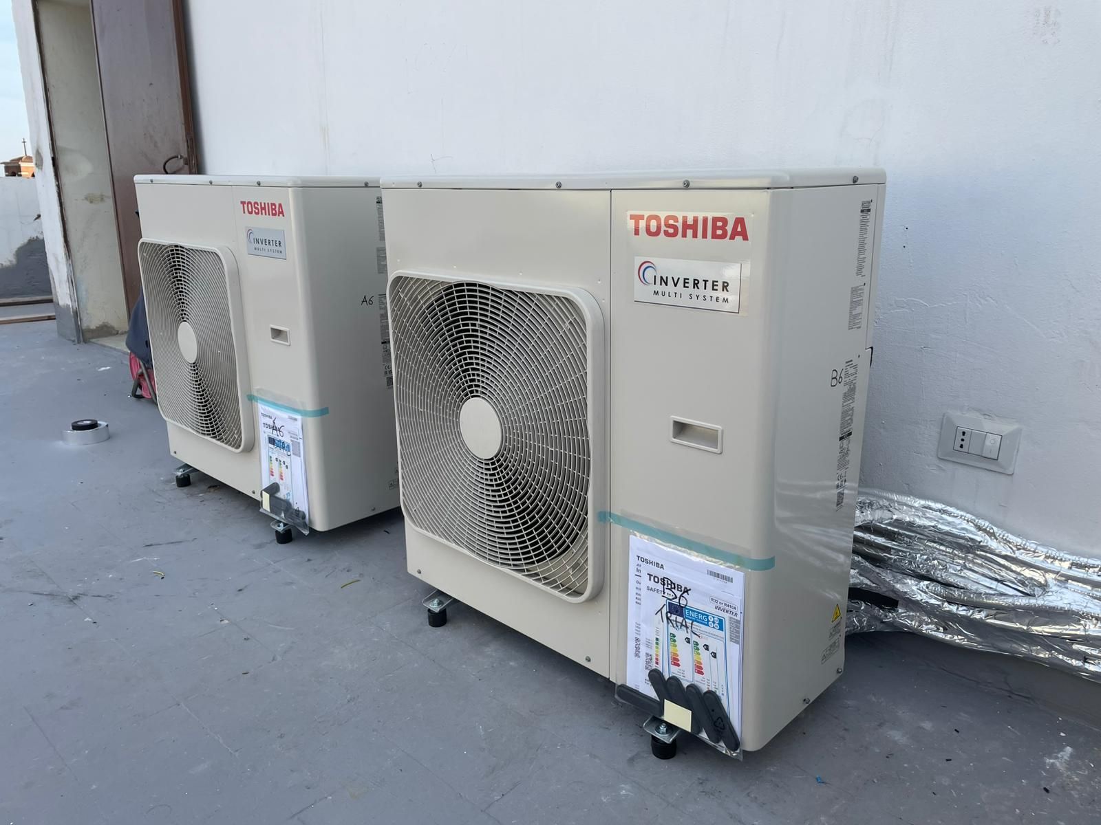 Due condizionatori Toshiba sono posizionati all'esterno di un edificio.