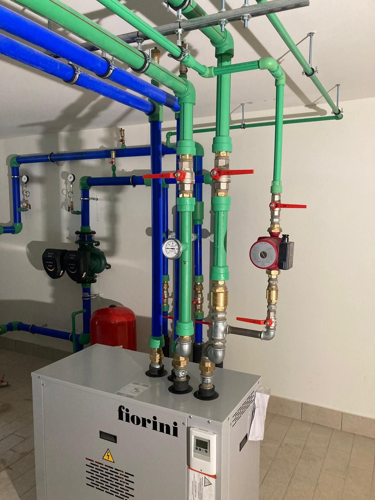 Una macchina fiorini è circondata da tubi verdi e blu