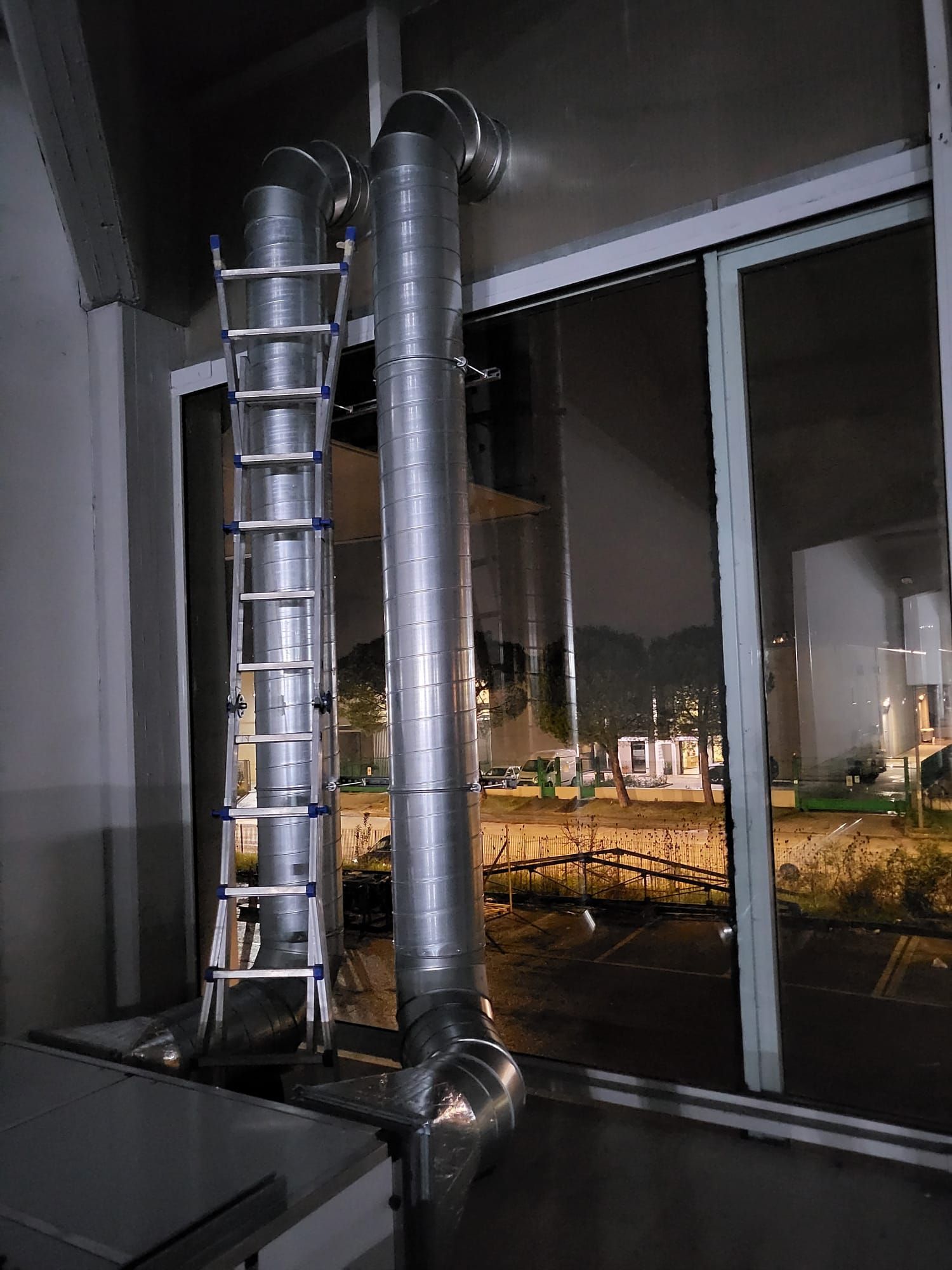 Un tubo di metallo con una scala attaccata ad esso