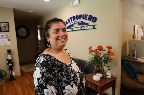 A woman is standing in front of a sign that says astropiero