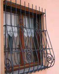 una finestra con grata di ferro