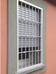 una finestra con una grata bianca