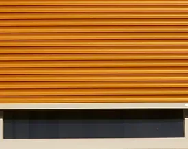 un primo piano di una persiana gialla su una finestra .