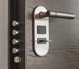 un primo piano di una maniglia di una porta blindata