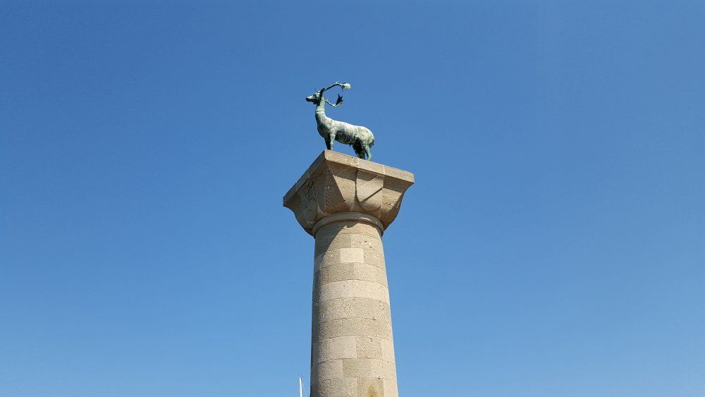 Im Mandraki-Hafen von Rhodos stehen zwei Säulen: eine mit einem Hirsch, die andere mit einer Hirschkuhh, die Wappentiere der Insel.