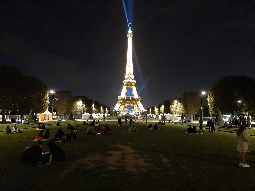 Paris Sehenswürdigkeit Eifelturm bei Nacht