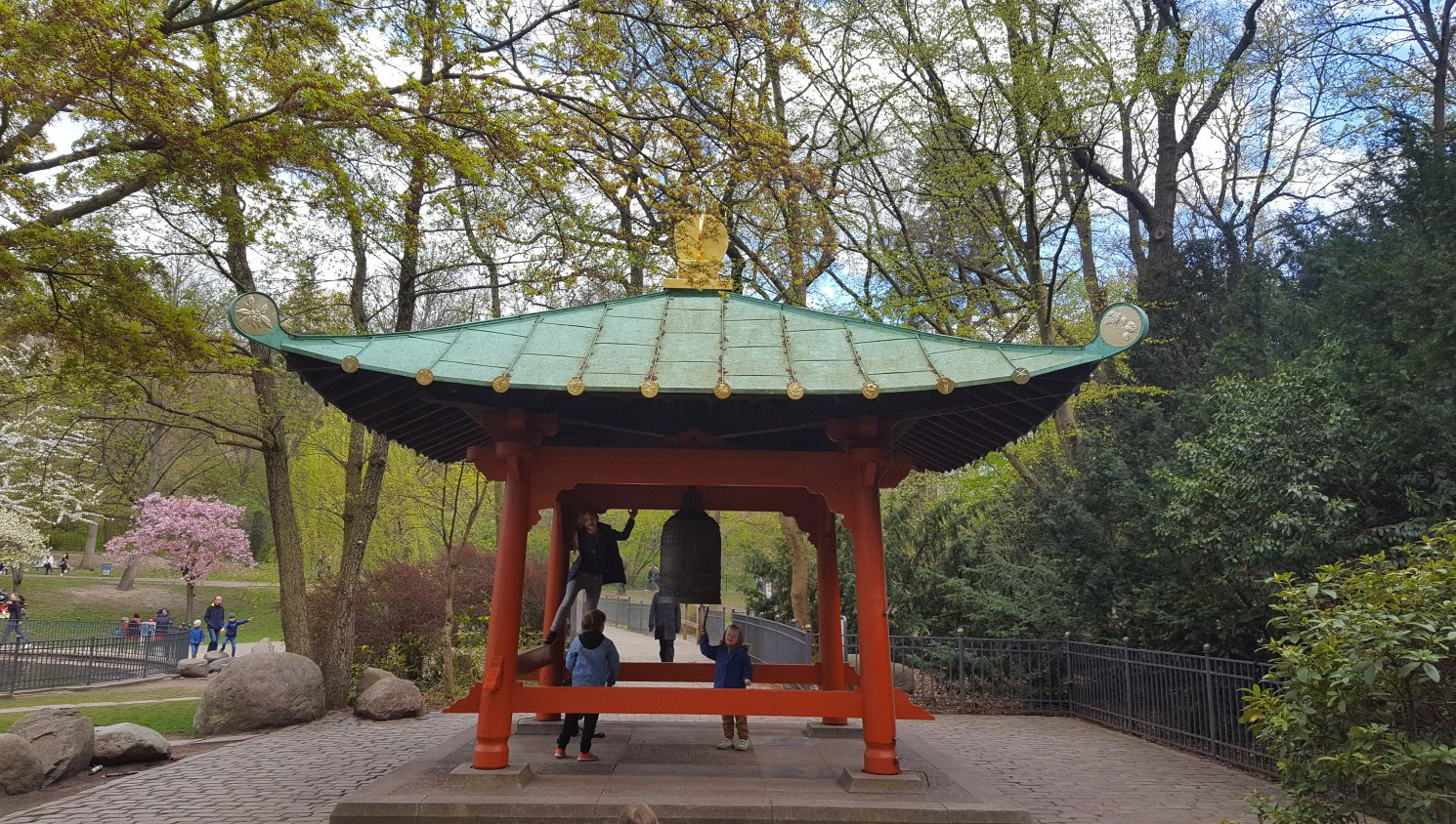 Volkspark Friedrichshain in Berlin. Weltfriedensglocke