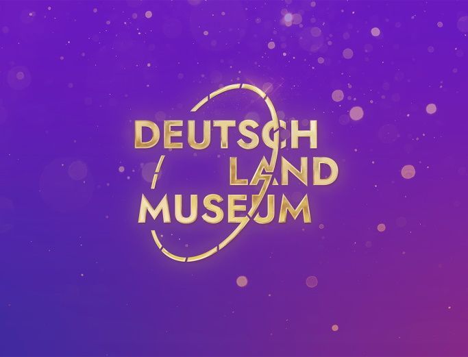 Goldenes „Deutschland Museum“-Logo auf violettem Hintergrund mit Glitzer.