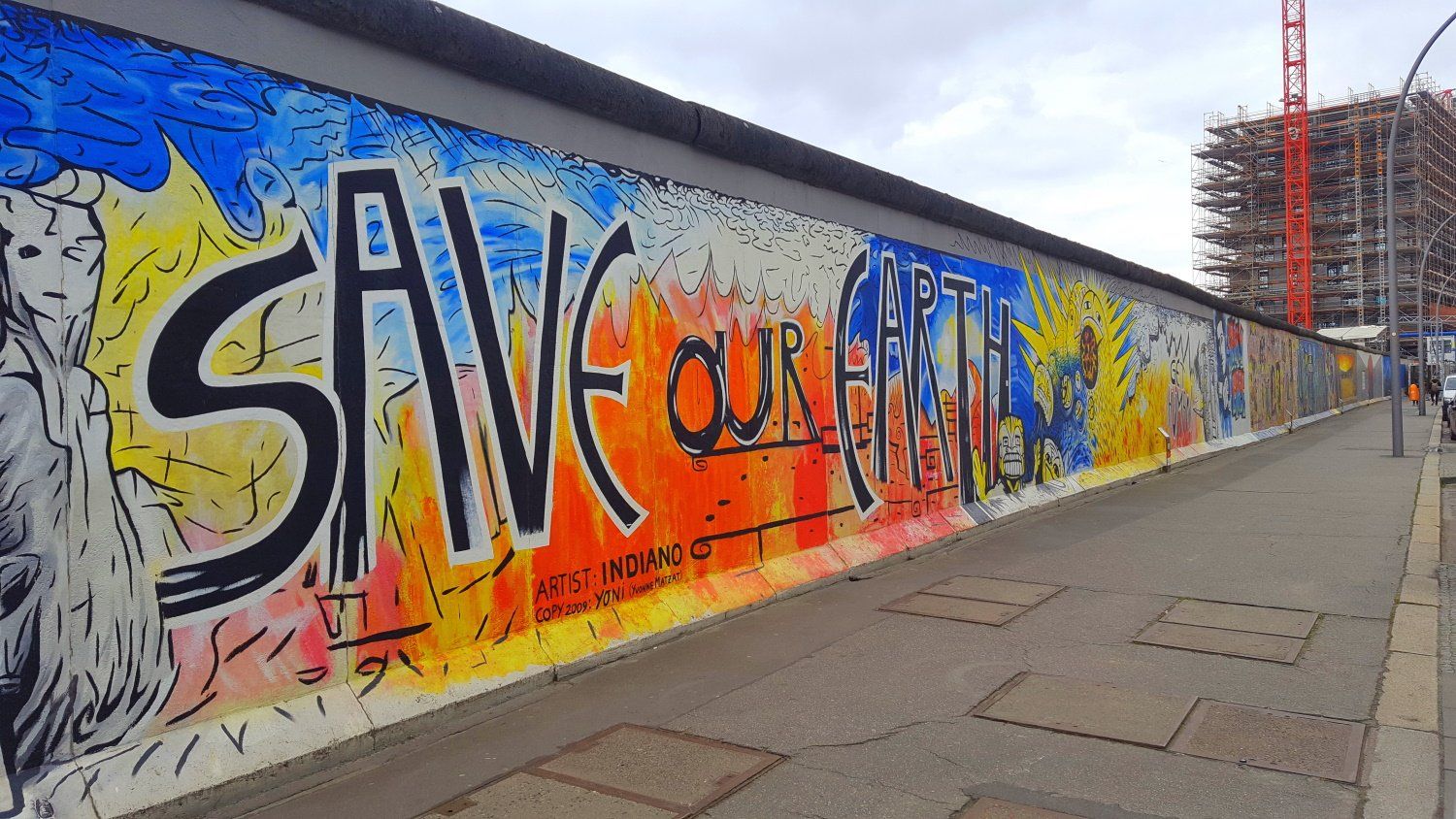 Berliner Mauer. East Side Gallery. Save our Earth