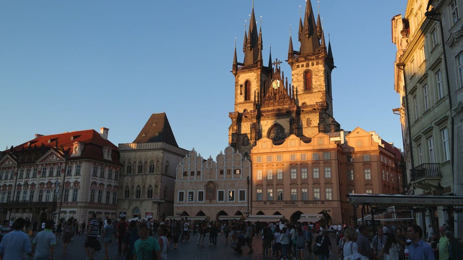 Altstädter Ring mit Blick auf Kirche in Prag