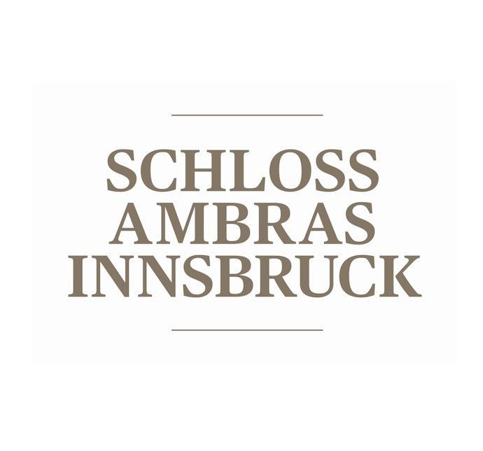 Das Logo von Schloss Ambras Innsbruck ist in brauner Schrift auf weißem Grund gehalten, mit Linien darüber und darunter „AMBRAS“.