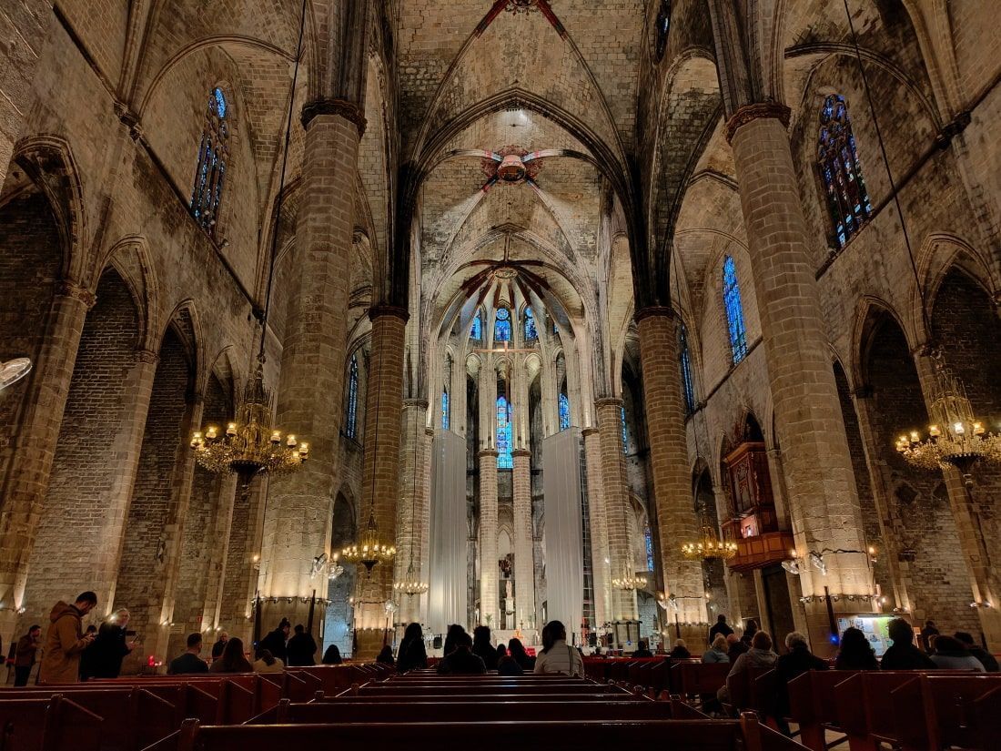 Barcelona Basilika Santa Maria del Mar The inside of a church with people sitting in the pews