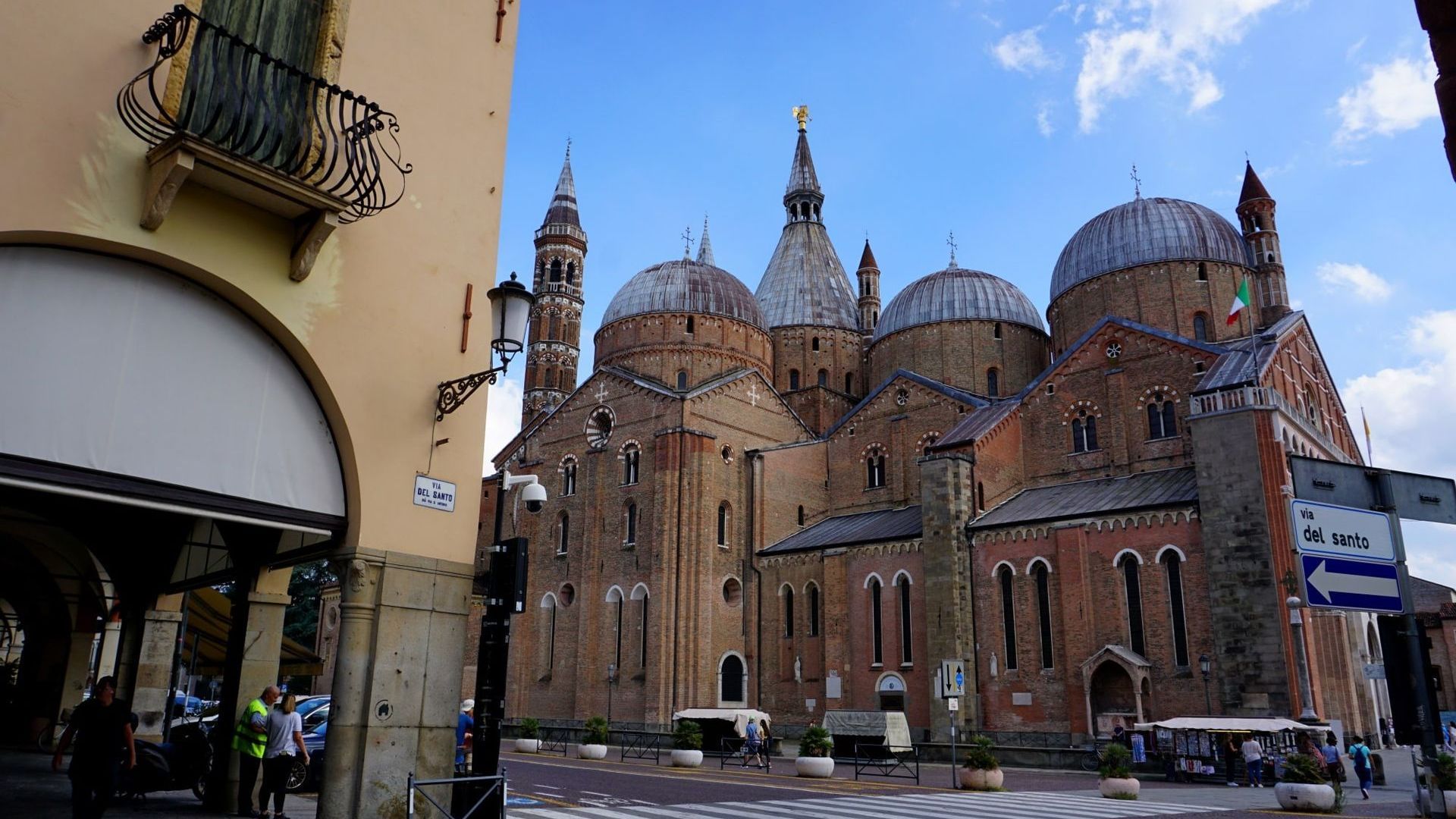 A large building with a dome on top of it in Padova (Basilica di Sant'Antonio)