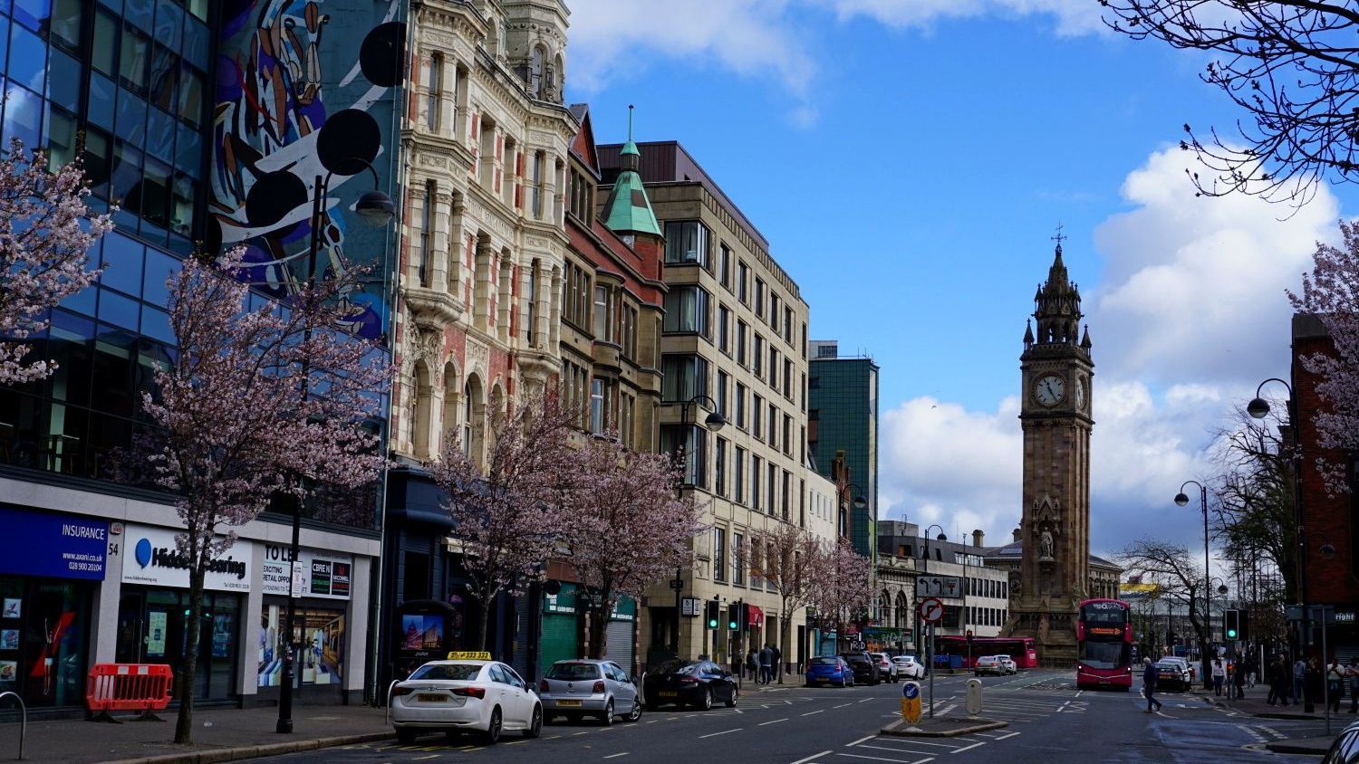 Albert Memorial Clock Belfast bei Sonnenschein