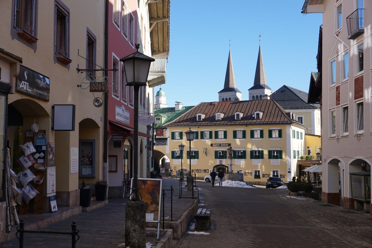 A street with a sign that says ' hotel ' on it